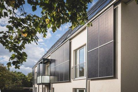 EnergieAutarkes Mehrfamilienhaus in Oranienburg: Detailaufnahme der Fassade EnergieAutarkes Mehrfamilienhaus in Oranienburg: Detailaufnahme der Fassade