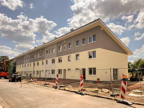 Eingangsansicht der Energieautarken Reihenhäuser in Magdeburg Eingangsansicht der Energieautarken Reihenhäuser in Magdeburg