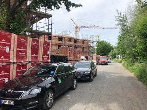 EnergieAutarkes Mehrfamilienhaus in Unna: Blick von der Straße auf den Rohbau EnergieAutarkes Mehrfamilienhaus in Unna: Blick von der Straße auf den Rohbau