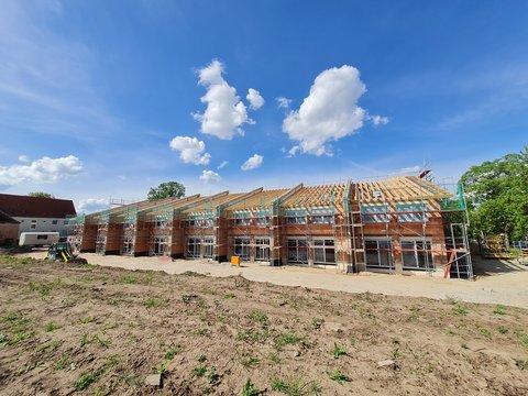 EnergieAutarke Reihenhäuser in Magdeburg: Außenansicht Rohbau EnergieAutarke Reihenhäuser in Magdeburg: Außenansicht Rohbau