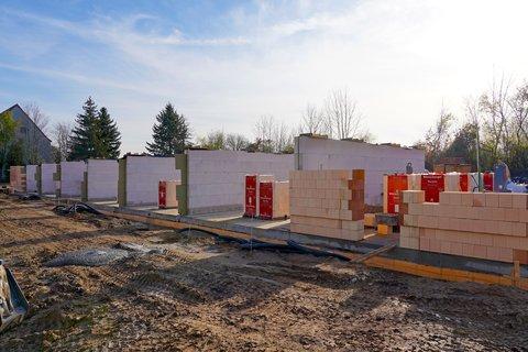 EnergieAutarke Reihenhäuser in Magdeburg: Rohbauarbeiten EnergieAutarke Reihenhäuser in Magdeburg: Rohbauarbeiten