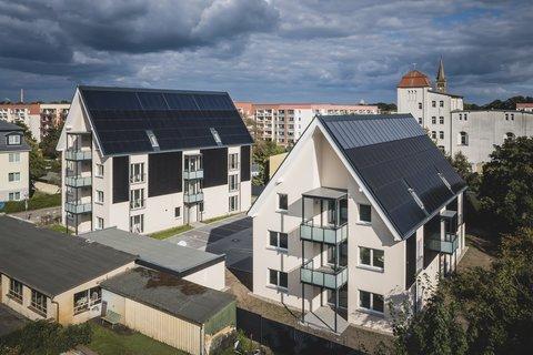 Drohnenaufnahme der fertiggestellten EnergieAutarken Mehrfamilienhäuser Drohnenaufnahme der fertiggestellten EnergieAutarken Mehrfamilienhäuser