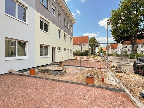 Einarbeitung des Untergrundes für die Pflastersteine im Eingangsbereich Einarbeitung des Untergrundes für die Pflastersteine im Eingangsbereich