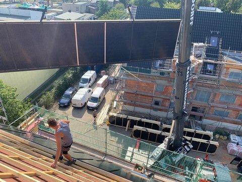 Blick vom Dach während der Montage der Solarthermie- und Photovoltaik-Kollektoren Blick vom Dach während der Montage der Solarthermie- und Photovoltaik-Kollektoren
