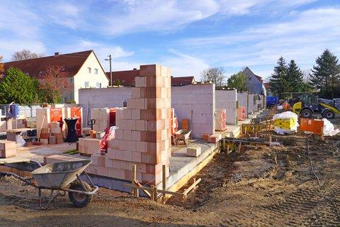 EnergieAutarke Reihenhäuser in Magdeburg im Bau EnergieAutarke Reihenhäuser in Magdeburg im Bau