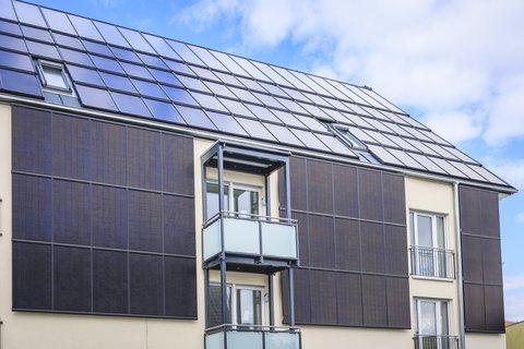 Energieautarkes Mehrfamilienhäuser in Oranienburg Detailaufnahme der Fassade Energieautarkes Mehrfamilienhäuser in Oranienburg Detailaufnahme der Fassade