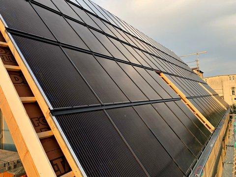 Montage der Solarthermie- und Photovoltaik-Kollektoren Montage der Solarthermie- und Photovoltaik-Kollektoren
