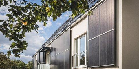 EnergieAutarkes Mehrfamilienhaus in Oranienburg: Detailaufnahme der Fassade EnergieAutarkes Mehrfamilienhaus in Oranienburg: Detailaufnahme der Fassade