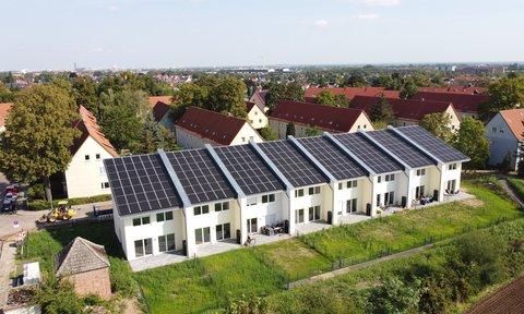 Energieautarke Reihenhäuser in Magdeburg aus der Vogelperspektive Gartenansicht Energieautarke Reihenhäuser in Magdeburg aus der Vogelperspektive Gartenansicht
